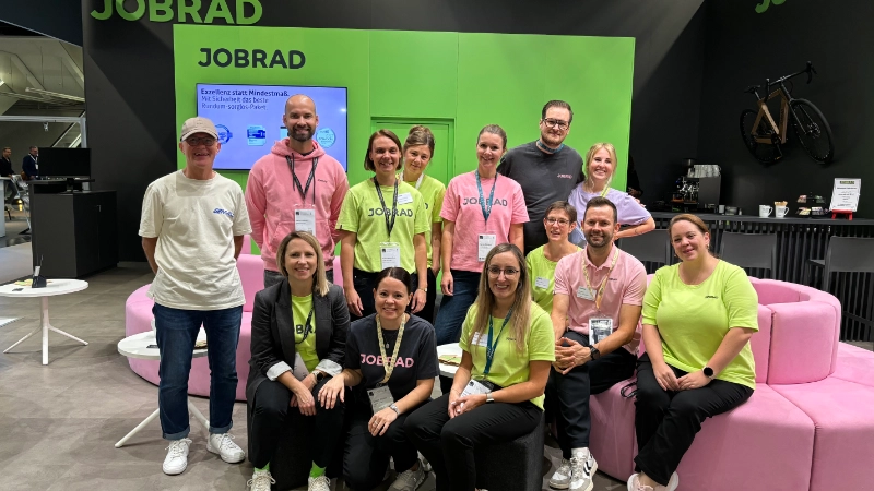Ein Gruppenfoto von 13 JobRad-Mitarbeiter:innen auf der ZPE 2024