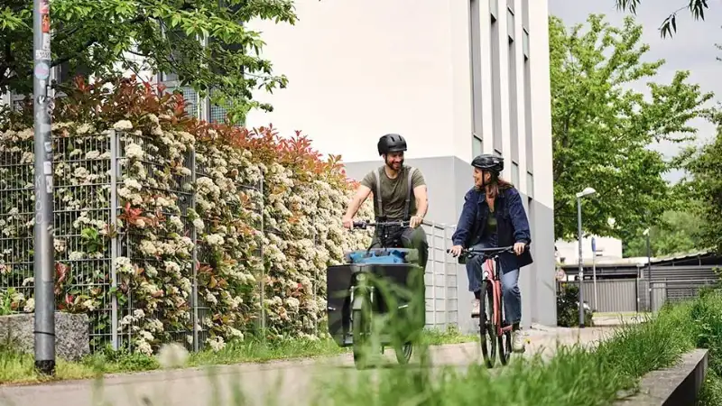 Lastenrad und Fahrrad auf Fahrradweg urban