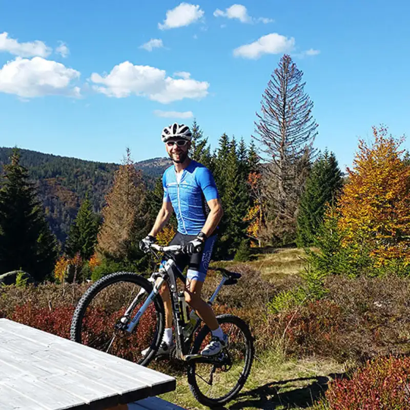 Fahrradheld Björn Stapelfeldt auf der Bank