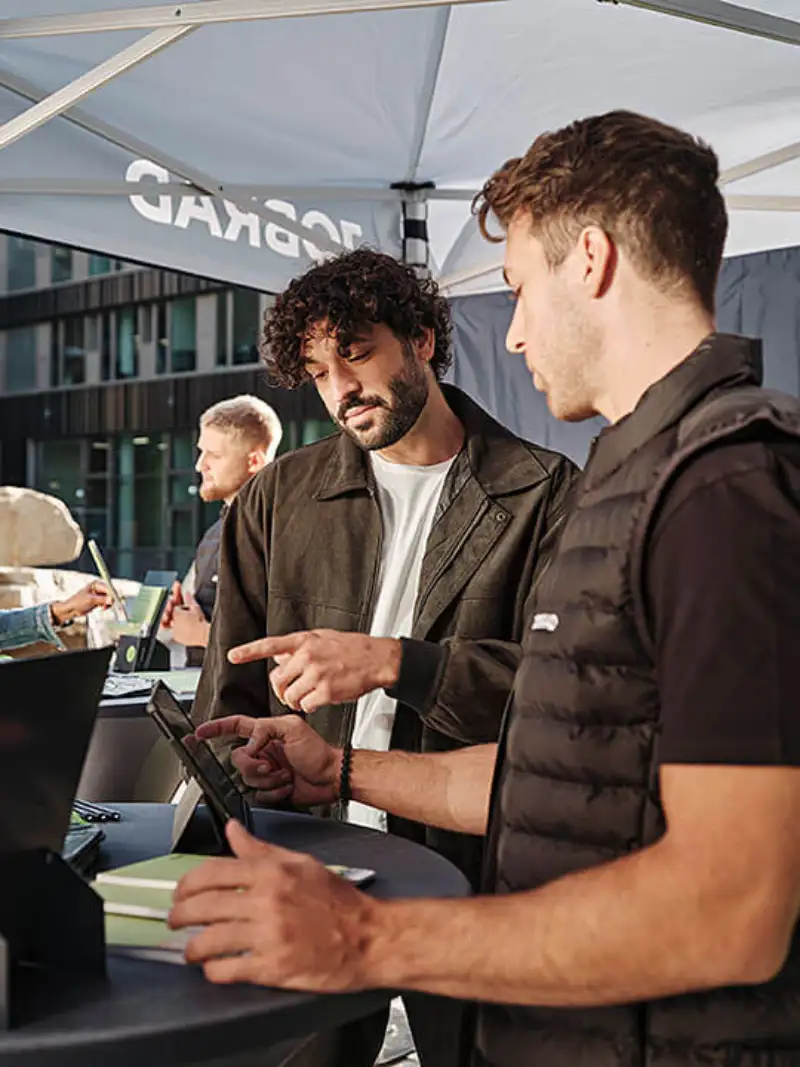 Fachhändler im Kundengespräch am Demoday