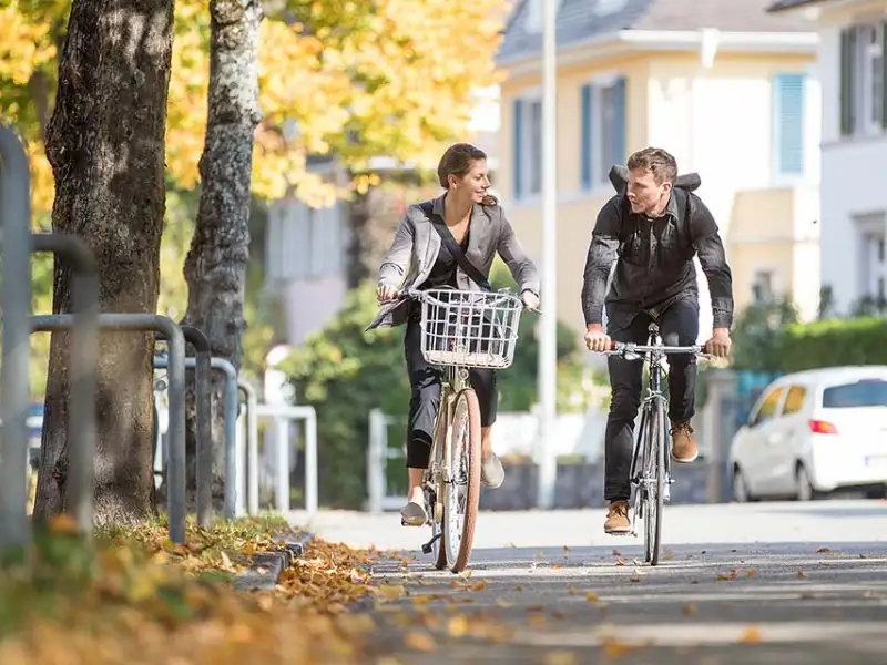 JobRadler fahren Fahrrad im Herbst