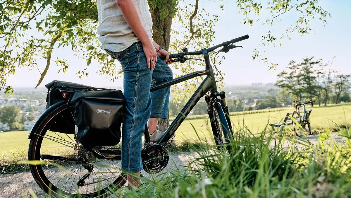 Mann mit Fahrrad